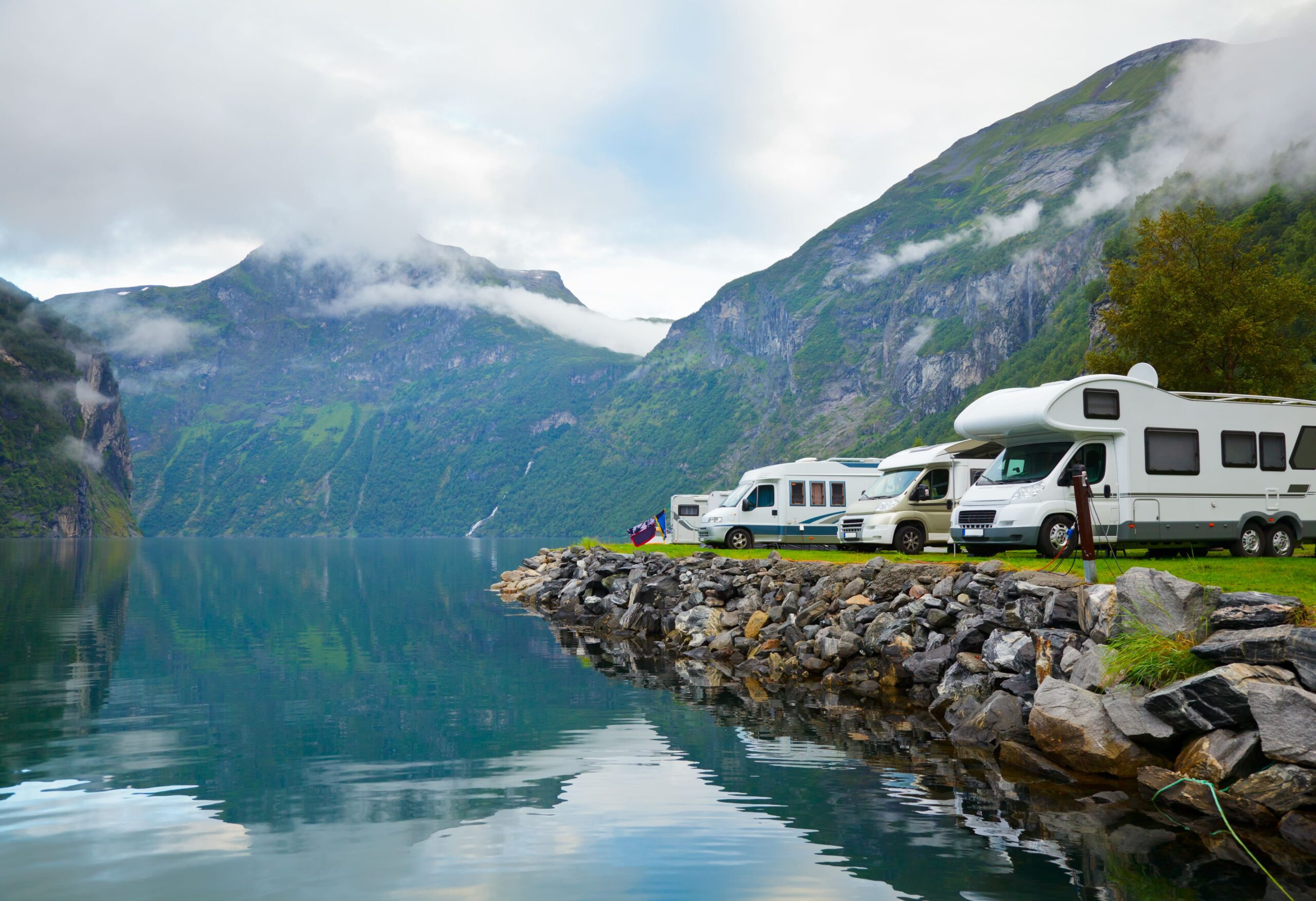 Motorhome estacionado em meio à natureza